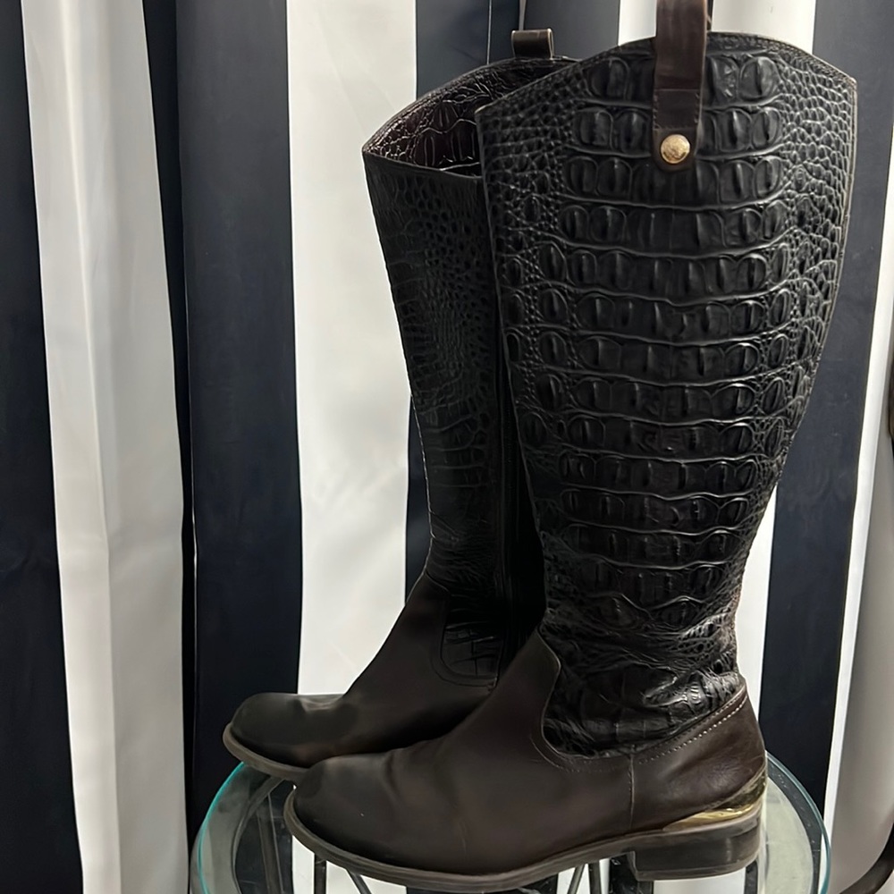 Vince Comuto Brown Alligator Print Boots